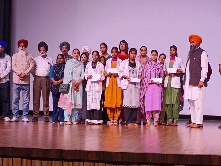 Group of young people, showing the scholarships awarded by SHDF